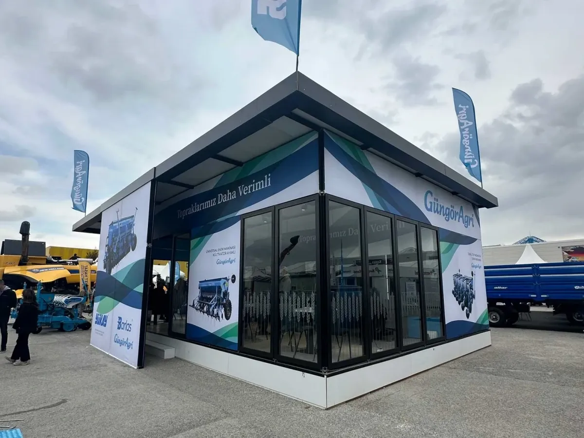 outside-exhibition-stand-banner-gungor